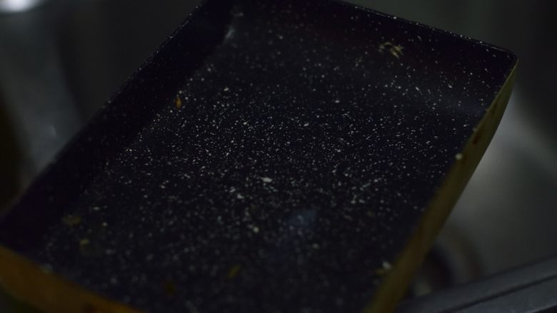 酥香黄油蛋卷,在做第二个之前,先冷水浇一下锅,使之降温。然后再按照第一个的做法开始。