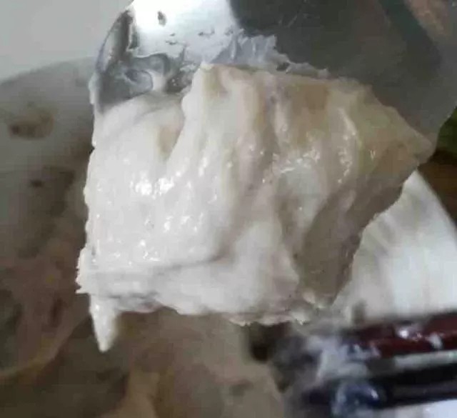 时蔬虾滑面线,虾滑在勺子上掉落不下来的状态哦!太稀可以添加少量面粉。