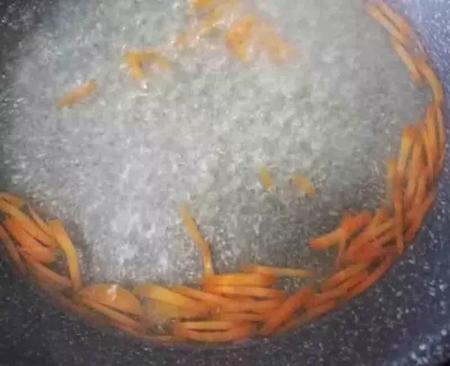 时蔬虾滑面线,烧开一锅水,水开后放入耐煮的胡萝卜。
