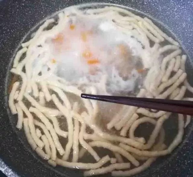 时蔬虾滑面线,筷子夹断虾滑,长短根据自家宝宝情况决定。