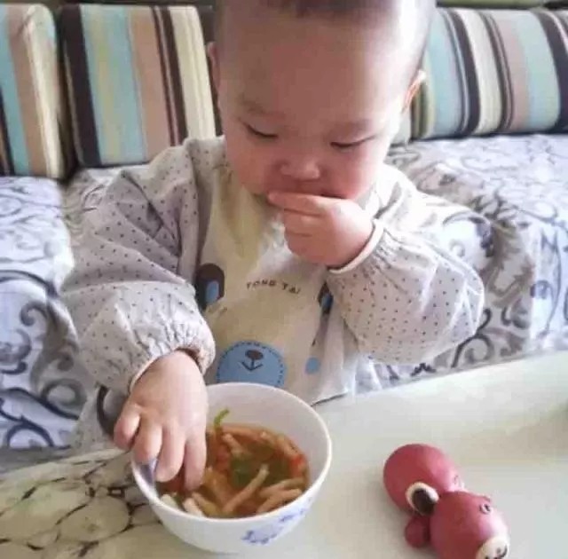 时蔬虾滑面线,放入生菜,生菜熟后可以捞出。根据自身情况选择要不要加宝宝酱油。小毅又开吃啦!