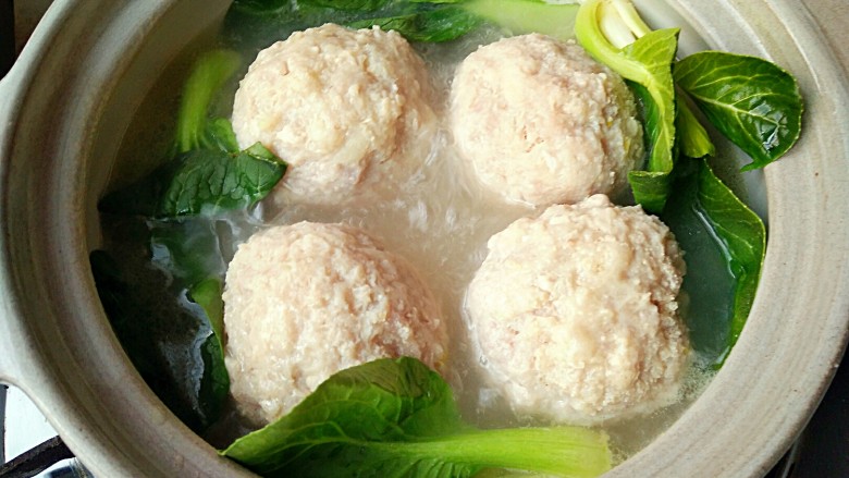 清汤狮子头,先大火烧开,然后把火调成小火。让肉丸在汤里炖煮约1个半小时,将<a style='color:red;display:inline-block;' href='/shicai/ 3239'>菜心</a>放入焯熟。(用炖盅隔水炖,时间虽然要更久一些,但口感和味道会更好)。