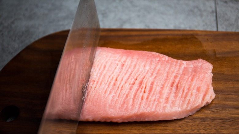 糖醋里脊,里脊肉用刀背两面拍松;