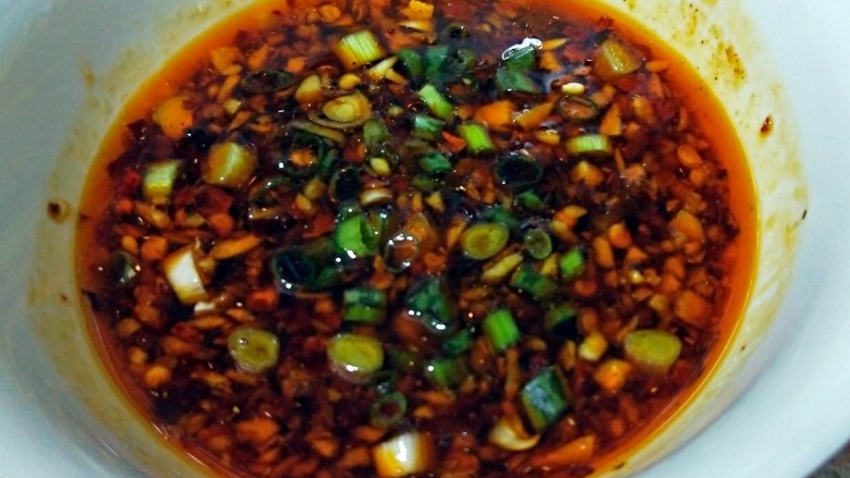 经典卤牛肉之凉拌牛肉,倒生抽,醋,香油,芝麻油,油辣子,盐,葱花,调成凉拌汁