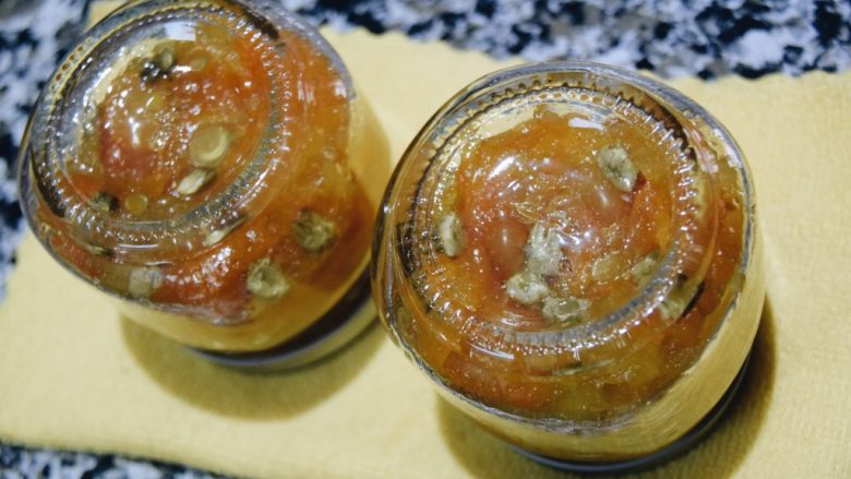 止咳清肺-杭白菊金枣果凝,封好盖子将果酱瓶倒扣,以排除其余的空气