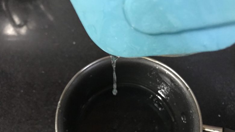琥珀糖钻石糖(无色素,天然颜色版),刮刀沾点汁液最后滴下来的时候会有丝线的感觉,证明浓稠了,可以关火了。
