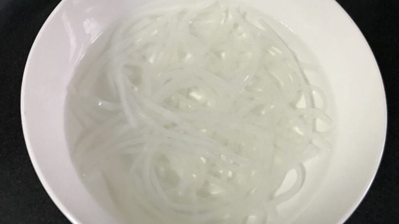 琥珀糖钻石糖(无色素,天然颜色版),泡透了明显的比开始大了好多。