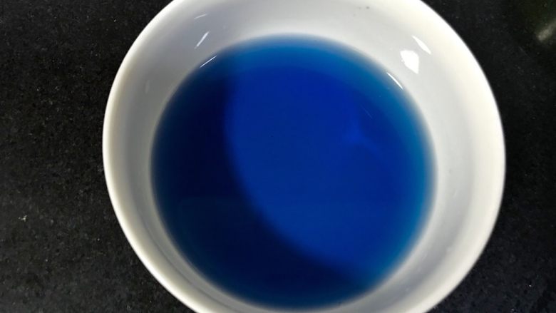 琥珀糖钻石糖(无色素,天然颜色版),根据自己颜色的要求,兑出100克的带颜色的水。