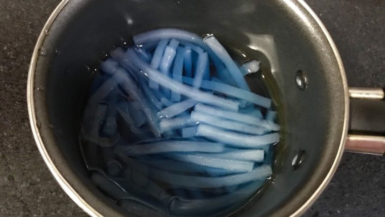 琥珀糖钻石糖(无色素,天然颜色版),倒入小奶锅,把泡好的琼脂放进去,小火加热到琼脂完全融化,要不停的搅拌。