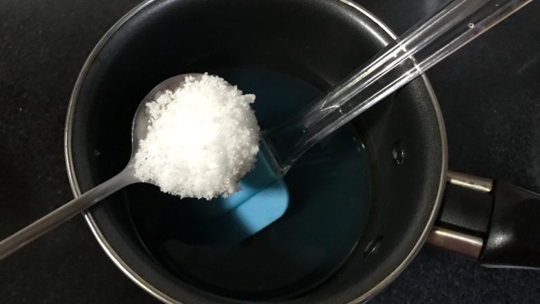 琥珀糖钻石糖(无色素,天然颜色版),把糖一次性加入,小火加热到糖融化,要不停的搅拌。