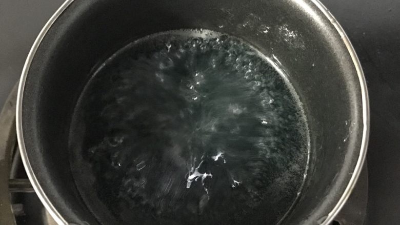 琥珀糖钻石糖(无色素,天然颜色版),继续煮一阵子,估计要一二十分钟,煮到冒泡,要不停的搅拌。