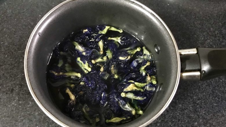 琥珀糖钻石糖(无色素,天然颜色版),蝶豆花放入开水里泡着,一直泡到水凉了就好了,我这是准备做点其他的东西,所以泡的蝶豆花很多,如果只是做钻石<a style='color:red;display:inline-block;' href='/shicai/ 10588'>糖</a>的话泡几朵就够了,根据自己想要颜色的深浅来定要泡多少蝶豆花。