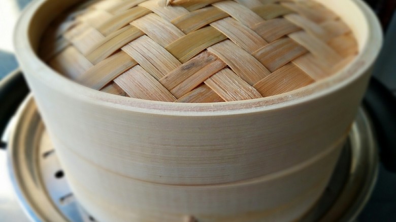 莜面栲栳栳,加盖上锅隔水大火蒸15-20分钟。蒸的时间和火候一定要掌握好,蒸的时间太久栲栳栳会变得软榻,蒸的时间不够栲栳栳吃起来口感会沙沙的。