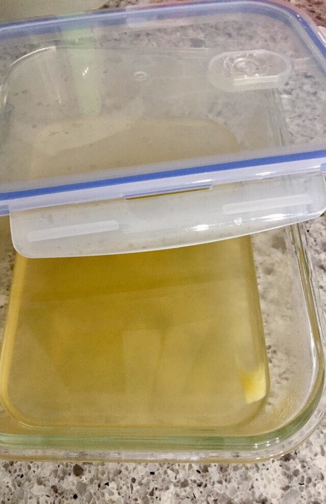 健康开胃,杨桃干蜜饯,自己动手快速制作。,锅中留下的甜酸汁可以倒掉,也可以装入容器,很好的天然烹饪甜酸调料。泡红茶时加入适量该甜酸汁,别有一番韵味。