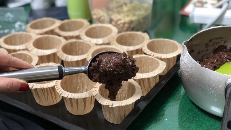 迷倒男朋友的双重浓郁巧克力麦芬,用冰淇淋勺挖入纸杯中,这款油脂丰富,不会出现粘锅的情况。(Ps冰淇淋勺简直分面糊神器啊非常方便)