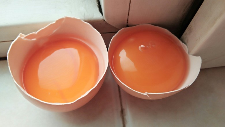 金丝雀巢鸡蛋面,两个<a style='color:red;display:inline-block;' href='/shicai/ 9'>鸡蛋</a>,蛋清蛋黄分离,蛋清取一个干净大碗装上备用,蛋黄一定要保存完整。