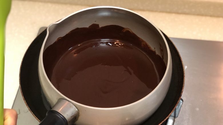 迷倒男朋友的双重浓郁巧克力麦芬,混合后的巧克力液应该是这样光泽感,如果有颗粒或者黄油浮在表面要注意是不是过度加热或还未搅拌均匀