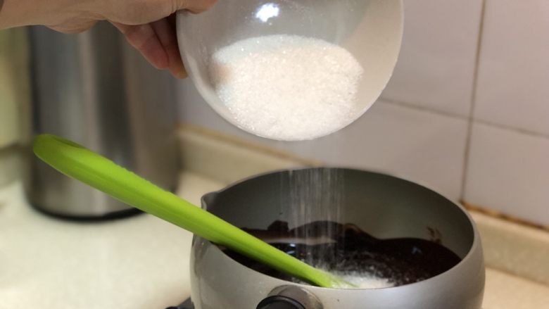 迷倒男朋友的双重浓郁巧克力麦芬,混合后的巧克力液趁热倒入细砂糖,用刮刀搅拌均匀
