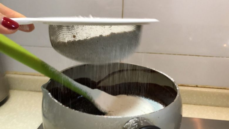 迷倒男朋友的双重浓郁巧克力麦芬,过筛。有时间的同学们可以过2次,会更均匀