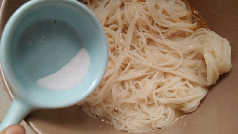 金丝雀巢鸡蛋面,继续加入适量的盐,调味。