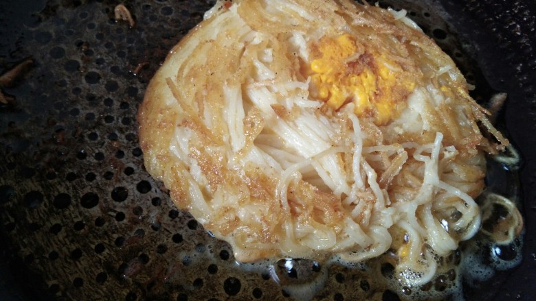 金丝雀巢鸡蛋面,小火煎至定型,然后翻另一面,在进行煎制。