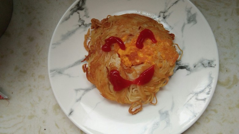 金丝雀巢鸡蛋面,给孩子的挤上沙拉酱,我喜欢原味的所以什么也没放。