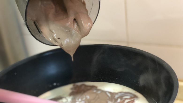 低脂低卡可可绵密奶冻 改良版意式Panna Cotta,将提前混合好的豆腐可可糊倒入锅中,继续搅拌,在这个时候可能会有结块,不用担心