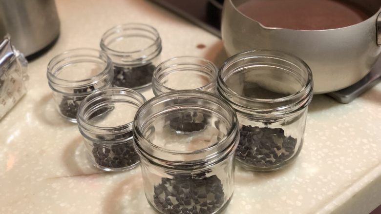 低脂低卡可可绵密奶冻 改良版意式Panna Cotta,耐高温巧克力豆放在杯底。怕热量高的也可以不加。加了口味会更好。玻璃罐是网上买的,拿回来一定要高温消毒晾干。这个奶冻是无任何添加剂的,保质期一定不长,不要再被别的细菌污染了。