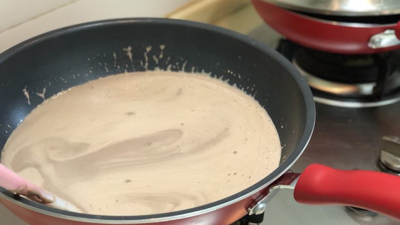 低脂低卡可可绵密奶冻 改良版意式Panna Cotta,拿一个耐高温的滤网,我是用的普通钢丝滤网,把滤网在奶液中捞起,会有一些小结块,只要用刮刀碾碎就可以了