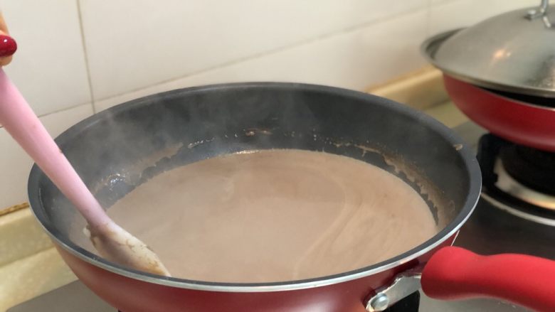 低脂低卡可可绵密奶冻 改良版意式Panna Cotta,此时锅里基本没有太多的大颗粒了,小颗粒没关系,我们最后还会需要再过滤。现在你需要找一个更细的捞泡沫的滤网。把表面的那层泡沫撇去。注意一直小火操作,一直搅拌防止粘锅