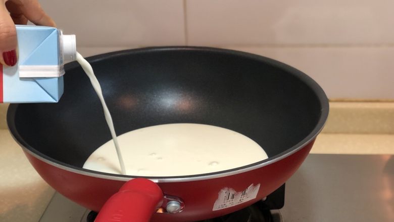 低脂低卡可可绵密奶冻 改良版意式Panna Cotta,不粘锅中倒入称重<a style='color:red;display:inline-block;' href='/shicai/ 219'>牛奶</a>,我操作的时候是3倍量,所以选了个大锅