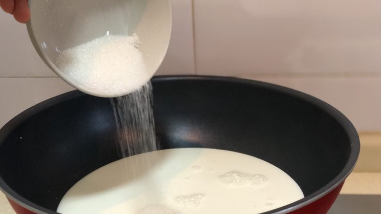 低脂低卡可可绵密奶冻 改良版意式Panna Cotta,牛奶中小火加热,不断搅拌防止结奶皮。在此时倒入砂糖,继续用耐高温刮刀搅拌