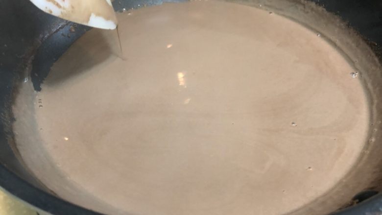 低脂低卡可可绵密奶冻 改良版意式Panna Cotta,在这个时候放入软化的吉利丁片,搅拌至融化。实际颜色会深很多,手机晚上的色差好大