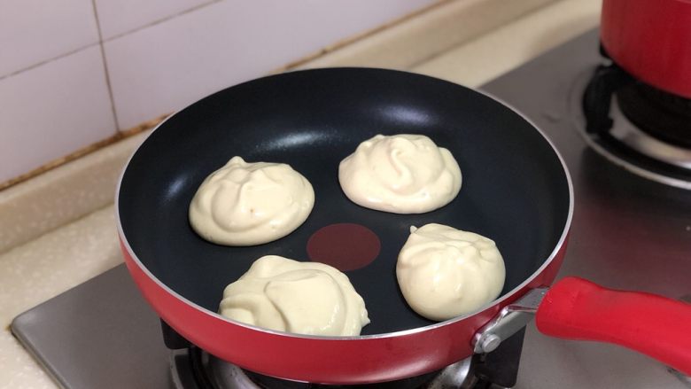 超软绵舒芙蕾松饼——日式松饼,不粘锅小火加热，我是用冰淇淋勺挖的面糊，1勺先放，等底部微微定型了再舀一勺，这样就会变得厚厚的了~