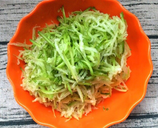 大肉萝卜粉条水煎包,擦丝,焯水