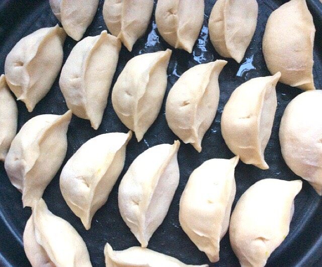 大肉萝卜粉条水煎包,都包好,取电饼档加热,放少许油摆放包子,煎至底部少有一点上色