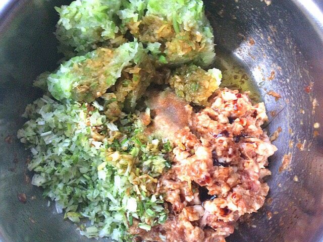 大肉萝卜粉条水煎包,肉末中加入萝卜,葱末,姜粉,盐,油,生抽,