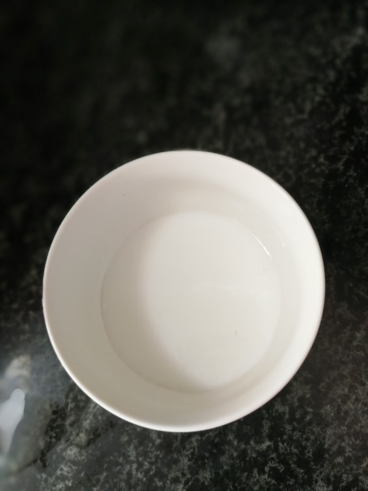 面包草莓沙拉,<a style='color:red;display:inline-block;' href='/shicai/ 8197'>淡奶油</a>放入碗里,加入糖粉,盐