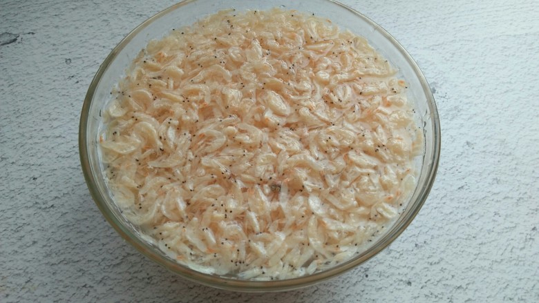 自制味精,<a style='color:red;display:inline-block;' href='/shicai/ 288'>虾皮</a>放在清水中,清洗一遍