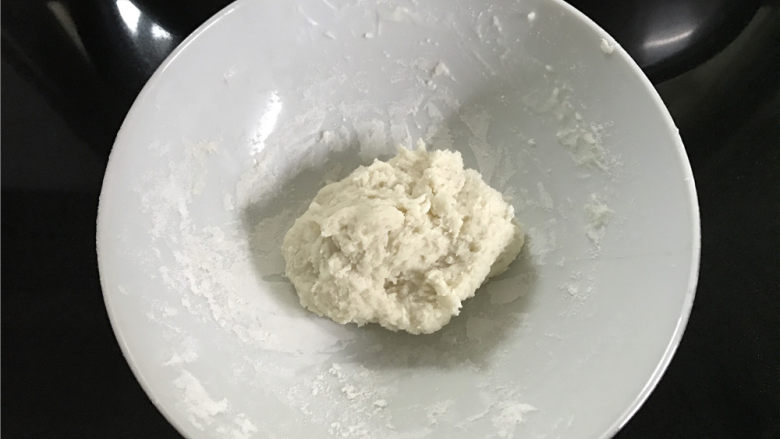 黑芝麻红薯扭扭面包,先做汤种,20克面包粉加20克开混匀后放凉使用。