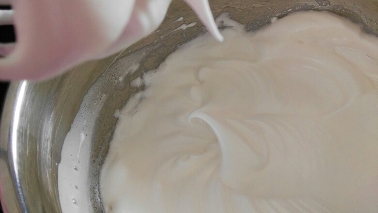 可可奶油蛋糕卷,蛋白里分3次加入白糖打成湿性发泡(我懒一次性加入的白糖)做蛋糕卷蛋白不能打的太硬不然卷的时候会裂。
