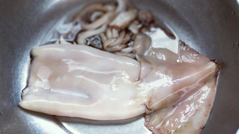 #鱿鱼与炒饭的新吃法#~咖喱鱿鱼包饭,去完皮的鱿鱼摇身一变,变成了清爽的鱿鱼。(^_^)