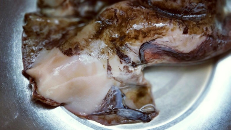 #鱿鱼与炒饭的新吃法#~咖喱鱿鱼包饭,将鱿鱼去皮,去皮很容易,用手一撕,一拉,鱿鱼皮就下来啦!