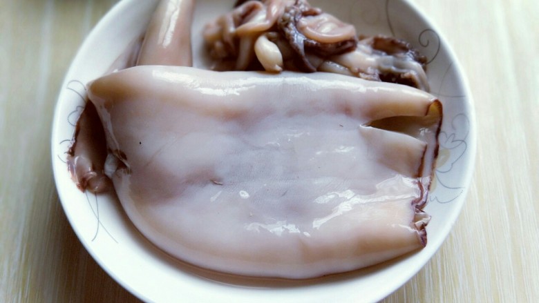 #鱿鱼与炒饭的新吃法#~咖喱鱿鱼包饭,把去皮的鱿鱼和头部冷水冲洗干净。