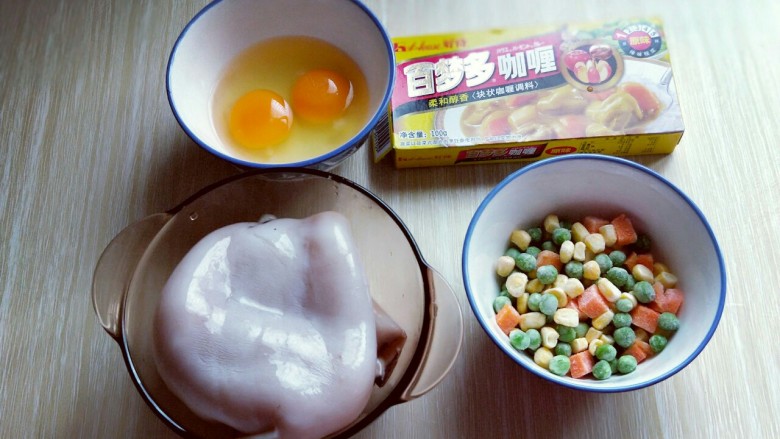 #鱿鱼与炒饭的新吃法#~咖喱鱿鱼包饭,准备好所有食材。