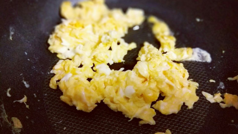 #鱿鱼与炒饭的新吃法#~咖喱鱿鱼包饭,起油锅小火煎鸡蛋,煎成鸡蛋饼后再切碎,盛出备用。