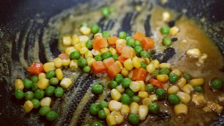 #鱿鱼与炒饭的新吃法#~咖喱鱿鱼包饭,咖喱融化后再家去焯水的彩蔬煸炒。