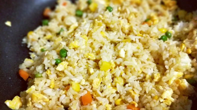 #鱿鱼与炒饭的新吃法#~咖喱鱿鱼包饭,再加入提前煎好的鸡蛋,翻炒均匀,盛出备用。