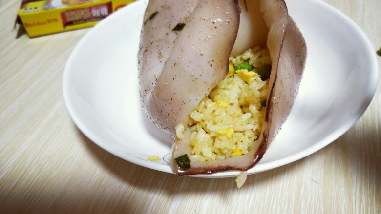 #鱿鱼与炒饭的新吃法#~咖喱鱿鱼包饭,将炒好的咖喱饭塞入腌制好的鱿鱼中,不要塞的太满,鱿鱼经过高温后会缩小,所以不要装的太满。7-8分满即可。