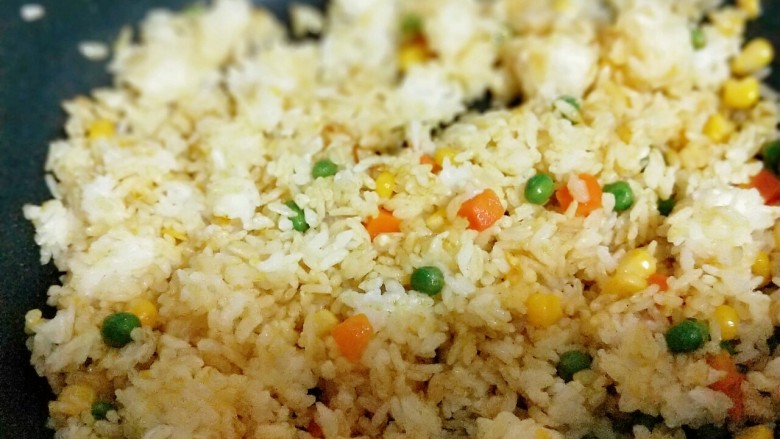 #鱿鱼与炒饭的新吃法#~咖喱鱿鱼包饭,加入<a style='color:red;display:inline-block;' href='/shicai/ 6501'>剩米饭</a>翻炒。(最好隔夜的米饭)
